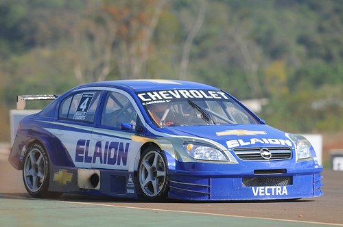 Alain Menu gaat 'vreemd' achter het stuur van een Vectra